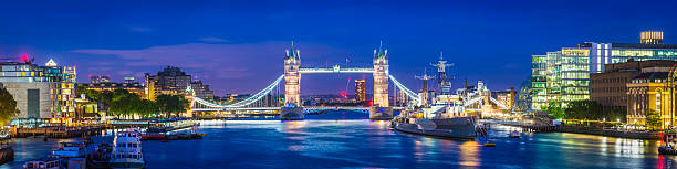 london tower bridge и набережная темзы освещенной в сумерках панорама - tower bridge london england panoramic bridge стоковые фото и изображения