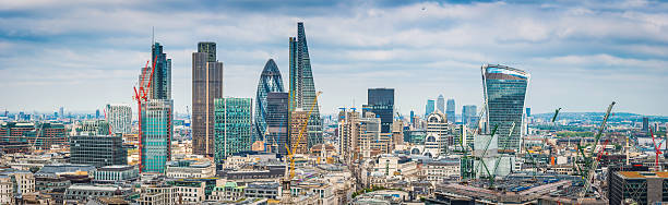ロンドンの高層ビル都市ガーキン cheesegrator トランシーバ＆タワーズのパノラマ - crane skyline uk tower of london ストックフォトと画像