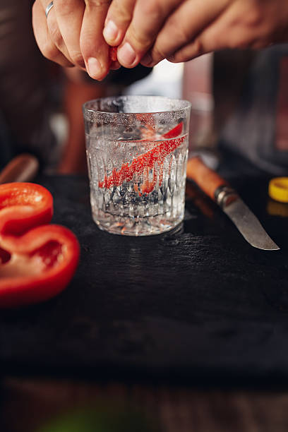 칵테일을 준비하는 바텐더 손 - foods and drinks vegetable red chili pepper chili pepper 뉴스 사진 이미지