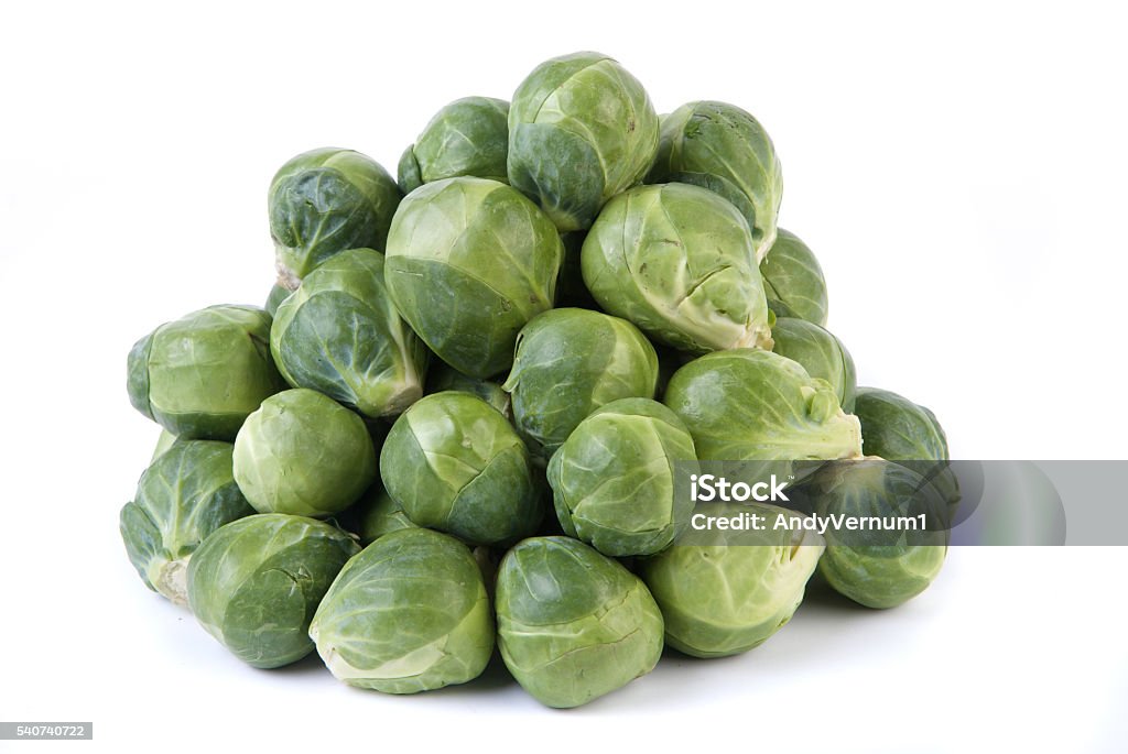 Bruselas sprouts sobre fondo blanco - Foto de stock de Alimento libre de derechos