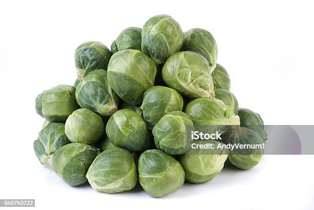 Bruselas Sprouts Sobre Fondo Blanco Foto de stock y más banco de imágenes de Alimento - Alimento, Col de Bruselas, Comida sana