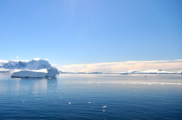 floating icesheet in the middle of antarctica ocean - climate change south pole antarctica imagens e fotografias de stock