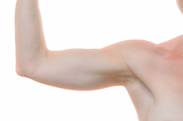 una donna nuda spalle e braccia piegate all'altezza del gomito - arms bent foto e immagini stock