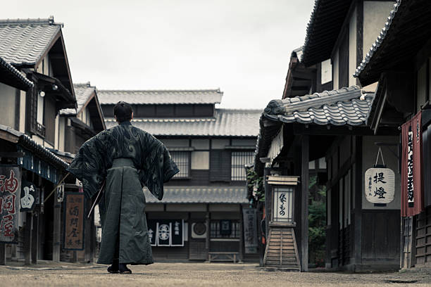 Lonely samurai Lonely samurai to walk in the streets of Japan in the Edo Period low angle street japan stock pictures, royalty-free photos & images