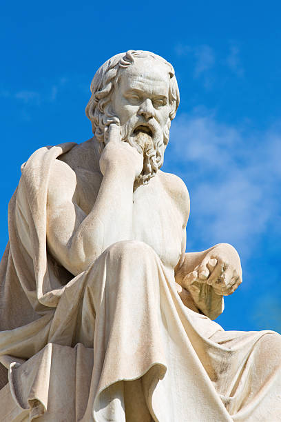 athens-estatua de sócrates en la parte delantera de la academia - sócrates filósofo griego fotografías e imágenes de stock