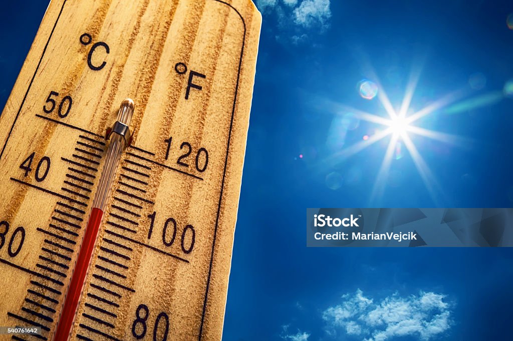 Thermometer Sonne 40 Degres. Heißer Sommertag. Hochsommerliche Temperaturen - Lizenzfrei Wärme Stock-Foto