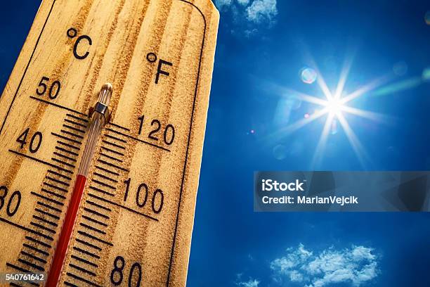 Termómetro Sun 40 Degres Caluroso Día De Verano Altas Temperaturas De Verano Foto de stock y más banco de imágenes de Calor
