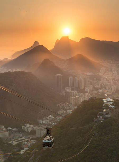 pôr do sol do pão de açúcar no rio de janeiro - urca imagens e fotografias de stock