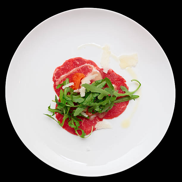 piccola porzione di capraccio di manzo isolata su nero - beef carpaccio foto e immagini stock