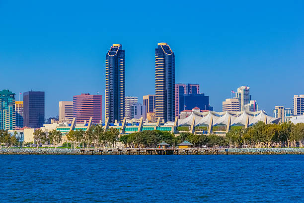 небоскребов сан-диего линия горизонта, берег, и гавань, ca p) - san diego bay san diego california skyline waterfront стоковые фото и изображения