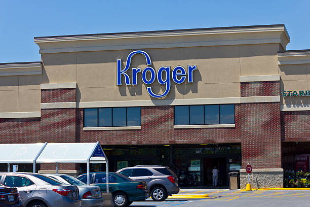 Kroger Supermarket III Indianapolis, US - June 17, 2016: A Kroger Supermarket. The Kroger Co. is One of the World's Largest Grocery Retailers III frys stock pictures, royalty-free photos & images