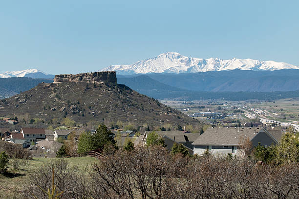 castle rock häuser colorado highway schneebedeckten berg pikes peak und die rocky mountains - castle rock stock-fotos und bilder