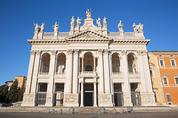 rom - die fassade der lateranbasilika st. johannes - giovanni boccaccio stock-fotos und bilder