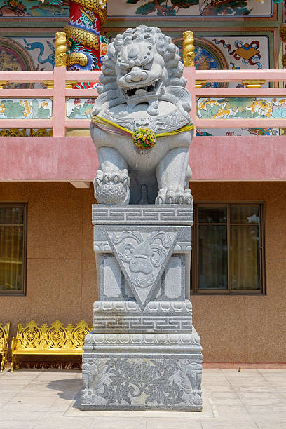 statue de lion chinois, également appelé le tuteur lion - stone statue animal imitation asia photos et images de collection