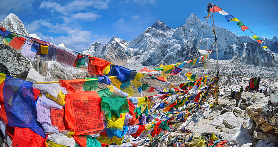 Vista del Monte Everest y Nuptse con banderas de oración budista photo