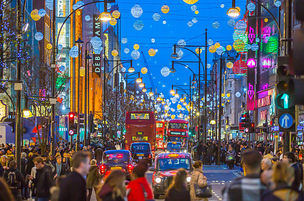 oxford street, a natale, londra - crowd store europe city street foto e immagini stock