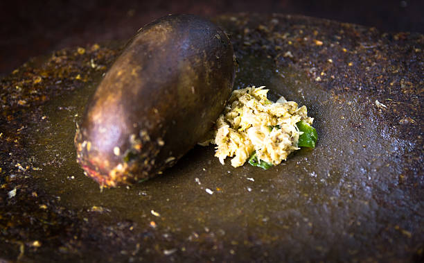 imbir i czosnek szkodnika na łupków kamienia - asian cuisine close up garlic vegetable zdjęcia i obrazy z banku zdjęć