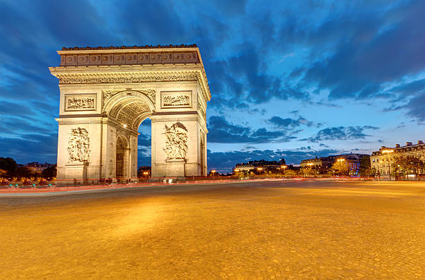 パリの有名な凱旋門 - triumphbogen ストックフォトと画像