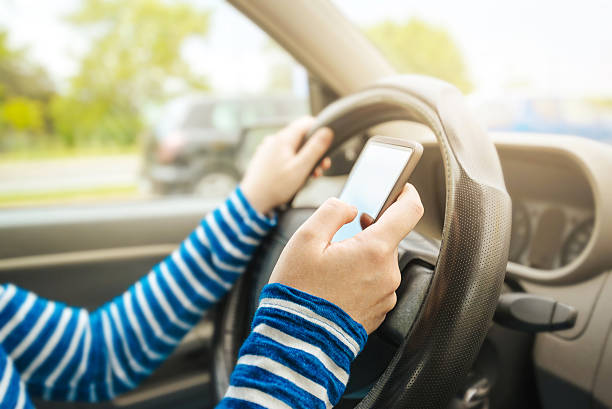 mujer conduciendo coches y mensajes de texto mensaje en smartphone - driving text messaging accident car fotografías e imágenes de stock