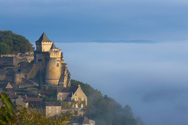 castillo de castelnaud-perigord dordoña - foilage fotografías e imágenes de stock