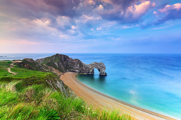 дурдл-дверь на пляже дорсет, великобритания - durdle door стоковые фото и изображения