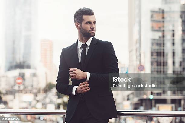 Hombre De Negocios Moderno Foto de stock y más banco de imágenes de Hombres - Hombres, Elegancia, Bien vestido