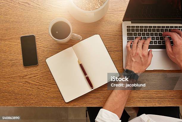 Hombre De Negocios Trabajando En Su Escritorio Foto de stock y más banco de imágenes de Escritorio - Escritorio, Ordenador portátil, Café - Bebida