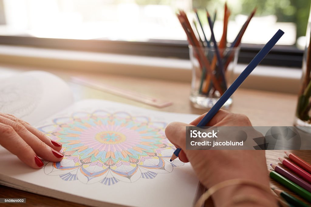 Mãos humanas desenhando em livro de colorir adulto - Foto de stock de Adulto royalty-free