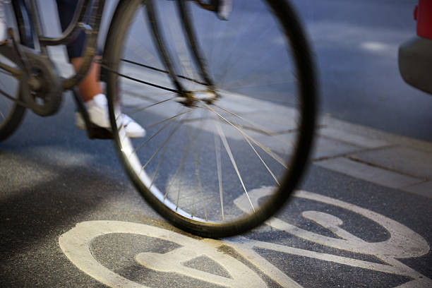 bicicleta lane e tráfego - bicycle sign symbol bicycle lane - fotografias e filmes do acervo