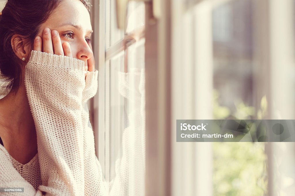 ガールの窓辺 - 女性のロイヤリティフリーストックフォト