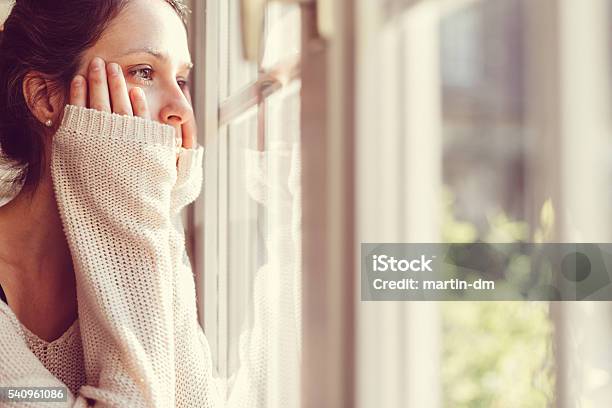 ガールの窓辺 - 女性のストックフォトや画像を多数ご用意 - 女性, 女性一人, 悲しみ