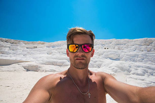 selfie del hombre en pammukale - pamukkale swimming pool photographing beauty in nature fotografías e imágenes de stock