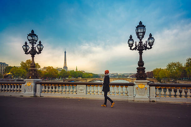 frau auf der brücke in paris - paris straße stock-fotos und bilder