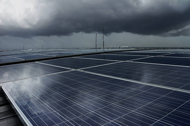 tetto fotovoltaico solare sotto storm cloud - lunar space equipment foto e immagini stock