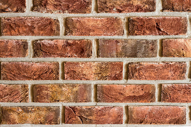 texture di sfondo del frammento di muro di mattoni rossi. primo tempo - pilled foto e immagini stock
