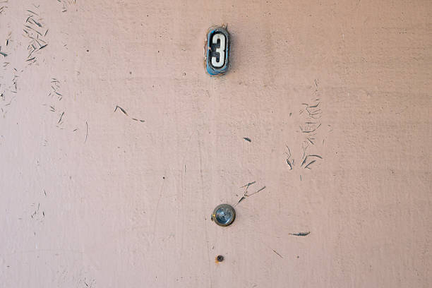 номер три и глазок на входной двери - number 3 number plate metal стоковые фото и изображения