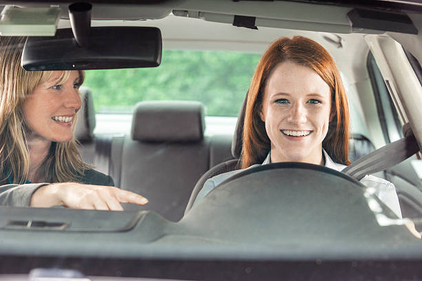 ティーンエイジャーの車、自動車運転教習指導員 - car insurance driving women ストックフォトと画像