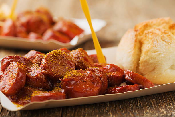 currywurst tradizionale tedesco, servito su vassoio di carta usa e getta w - currywurst foto e immagini stock