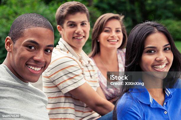 Adolescente Amici Di Trascorrere Del Tempo Insieme - Fotografie stock e altre immagini di Adolescente - Adolescente, Adolescenza, Software