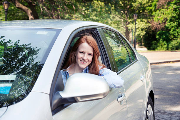 adolescente ragazza con auto - car insurance women driving foto e immagini stock