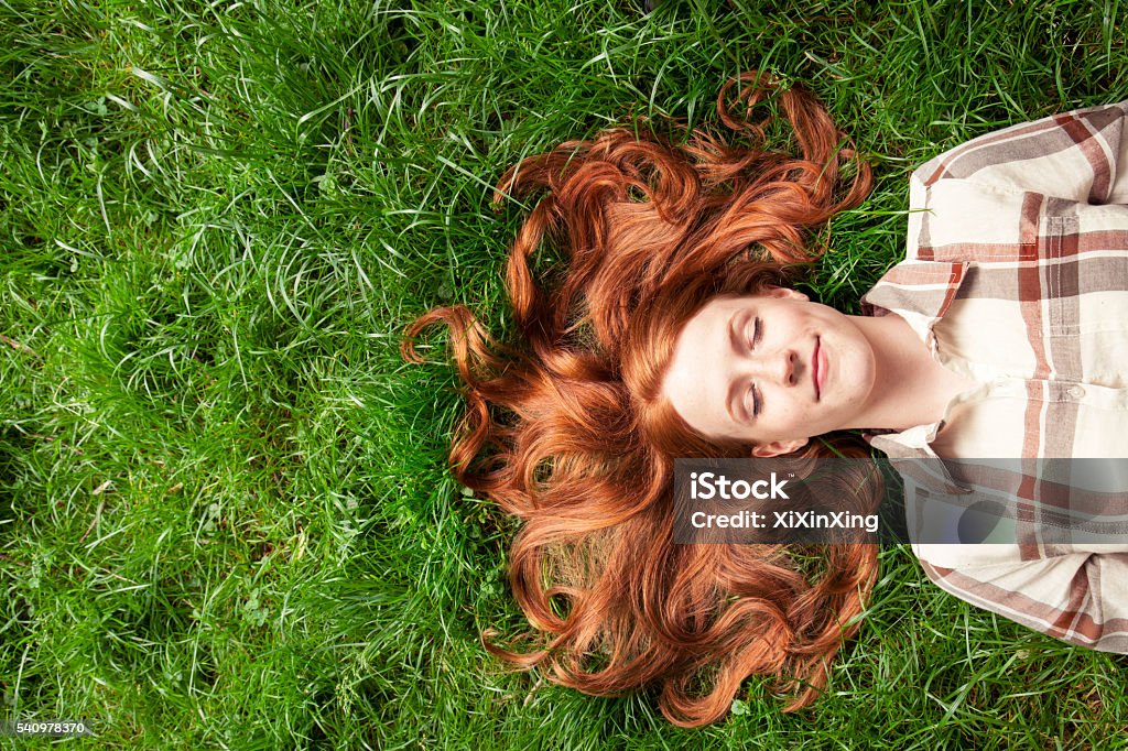 Teenager-Mädchen im Gras Bauchlage - Lizenzfrei Gras Stock-Foto