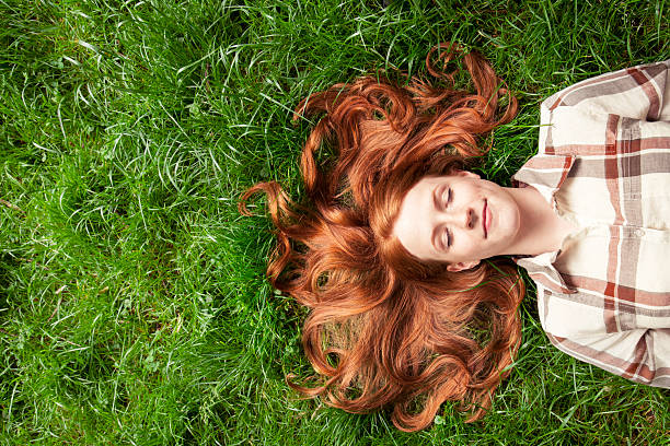 teenager-mädchen im gras bauchlage - women nature inspiration ideas stock-fotos und bilder