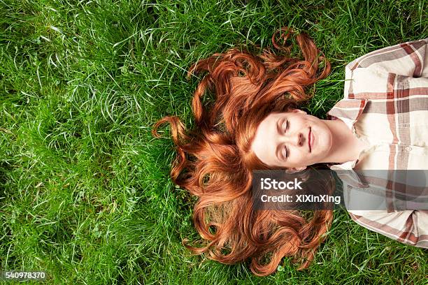 Teenagermädchen Im Gras Bauchlage Stockfoto und mehr Bilder von Gras - Gras, Liegen, Schlafen