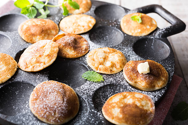 mini pancake chiamato poffertjes olandese - repast foto e immagini stock
