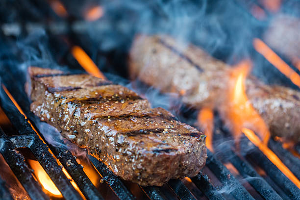lendenfilet steak auf dem grill - steak stock-fotos und bilder