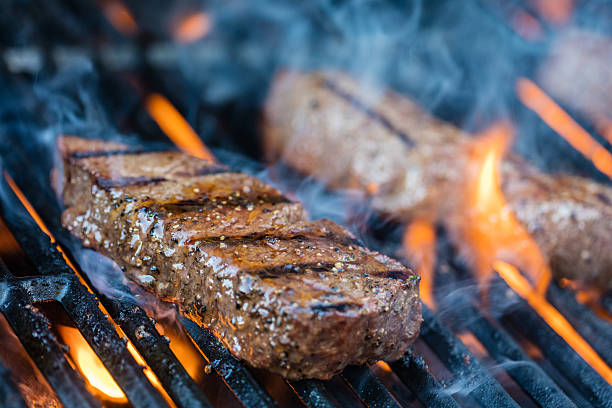 solomillo de carne a la parrilla - sirloin steak fotografías e imágenes de stock