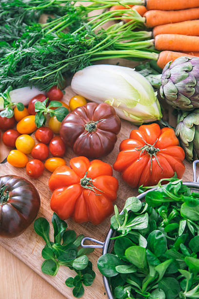 świeże warzywa z rynku - heirloom tomato organic tomato rustic zdjęcia i obrazy z banku zdjęć