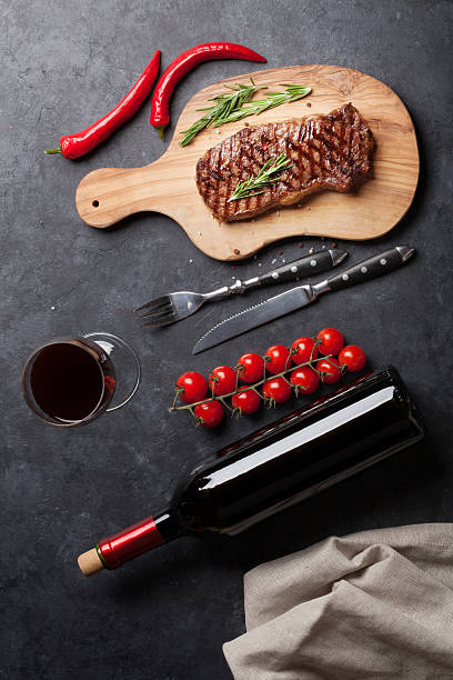striploin bifteck grillé et vin rouge - balsamic vinegar bottle vinegar red wine photos et images de collection