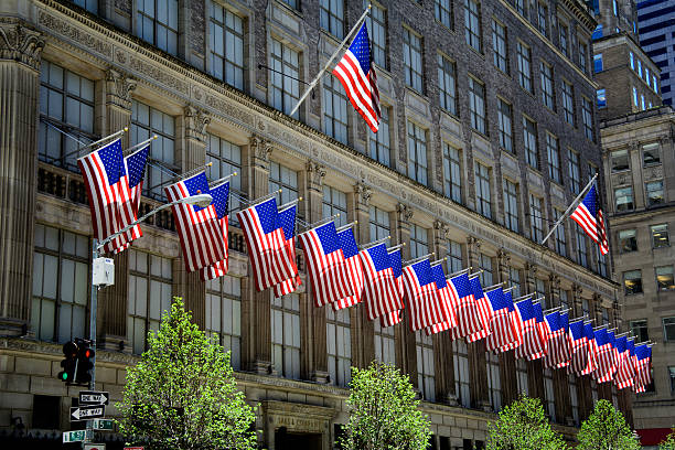 états-unis drapeaux, saks co., manhattan, new york - saks fifth avenue photos et images de collection