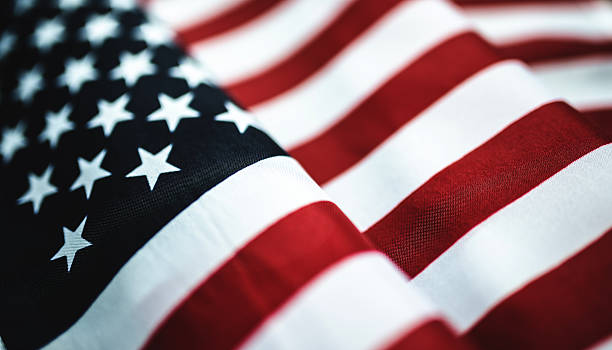 tkaniny zbliżenie amerykańskiej flagi - patriotism fourth of july striped american flag zdjęcia i obrazy z banku zdjęć